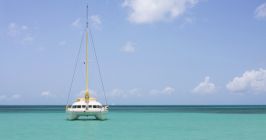 Katamaran Karibik Dominikanische Republik Urlaub Meer Strand Segelboot