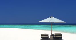 Indischer Ozean Malediven Urlaub Strand Meer Sonnenliege
